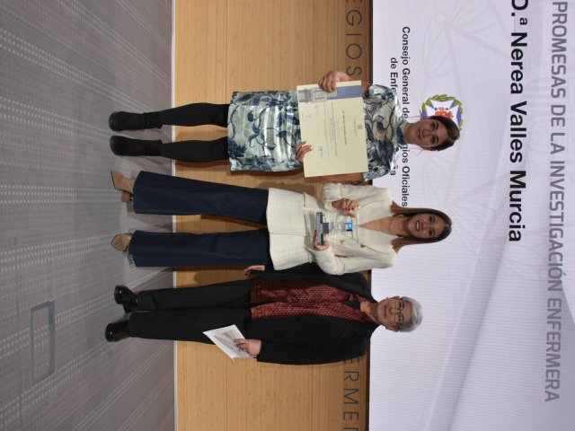 Marina González y Nerea Valles, finalistas en la categoría jóvenes promesas junto a Hosanna Parra, vicesecretaria general del CGE.